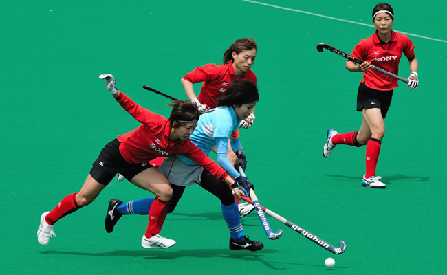 相手と競り合う前田選手