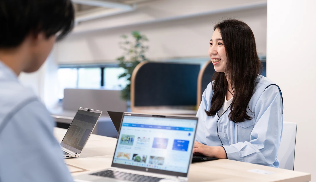 後輩の育成をする女性先輩社員の写真