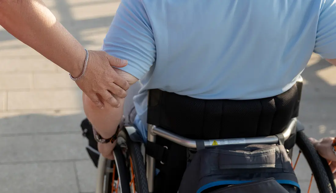 障がい者をサポートするイメージ写真