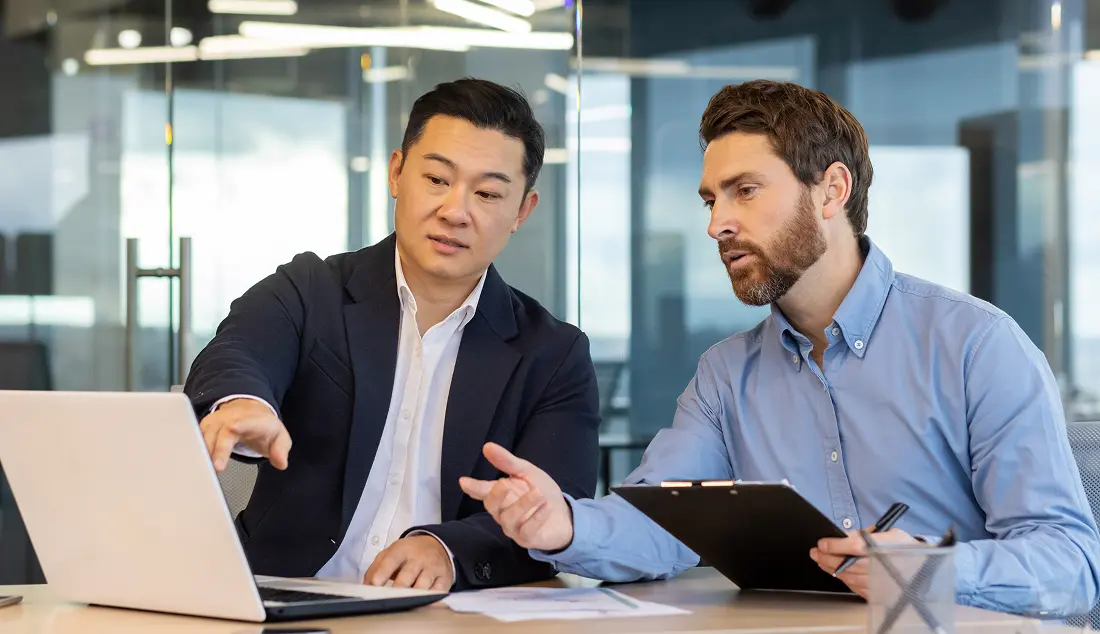 外国籍社員が仕事をしているイメージ写真