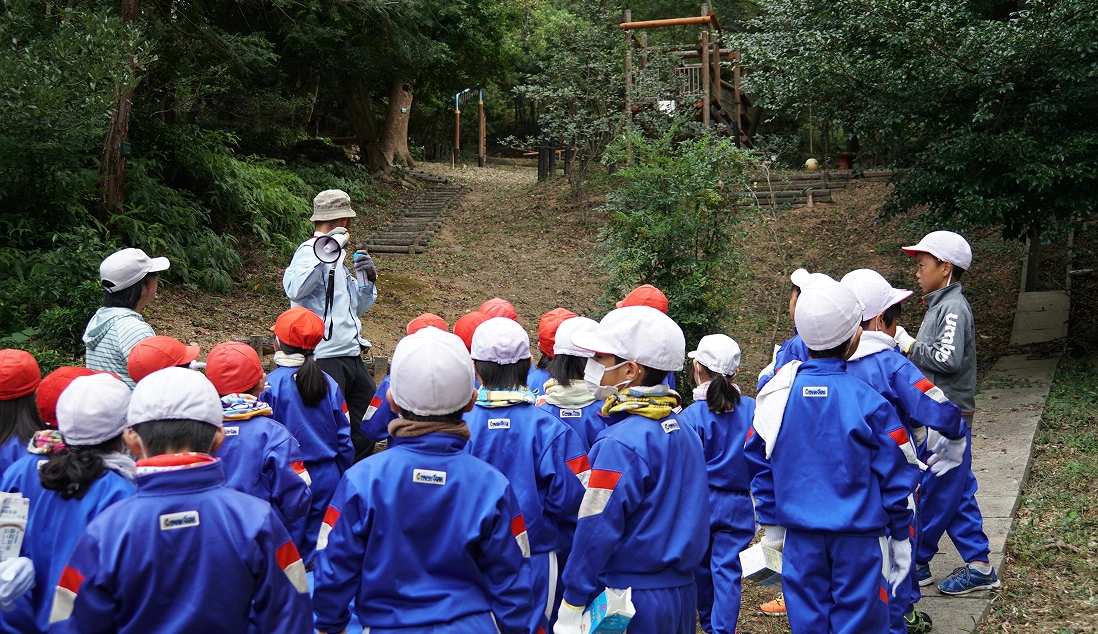 地域の子ども達に環境教育を行う写真