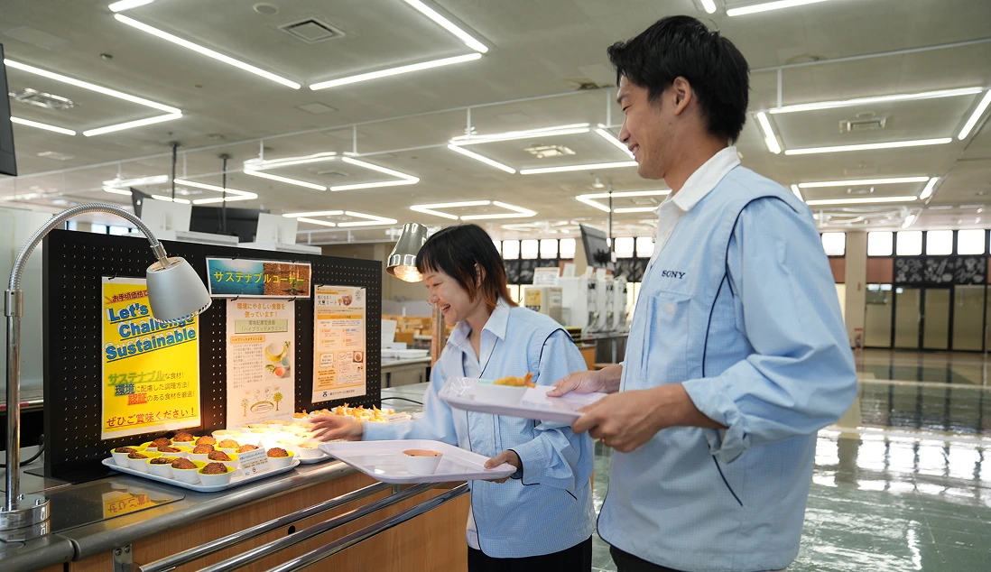 食堂で環境配慮メニューを提供する写真