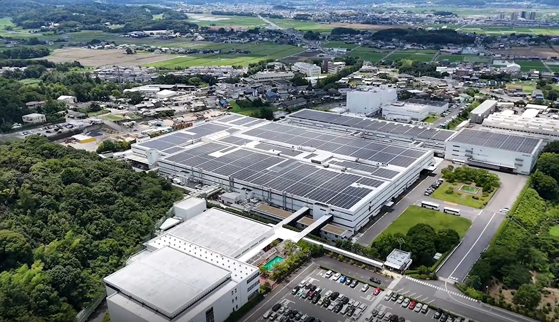 屋根一面に設置された太陽光パネルの写真