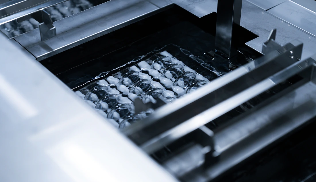 非球面レンズの洗浄工程の写真