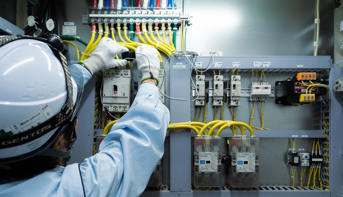 設備にセンサーを設置し、電力使用状況をモニタリングする取り組みの写真