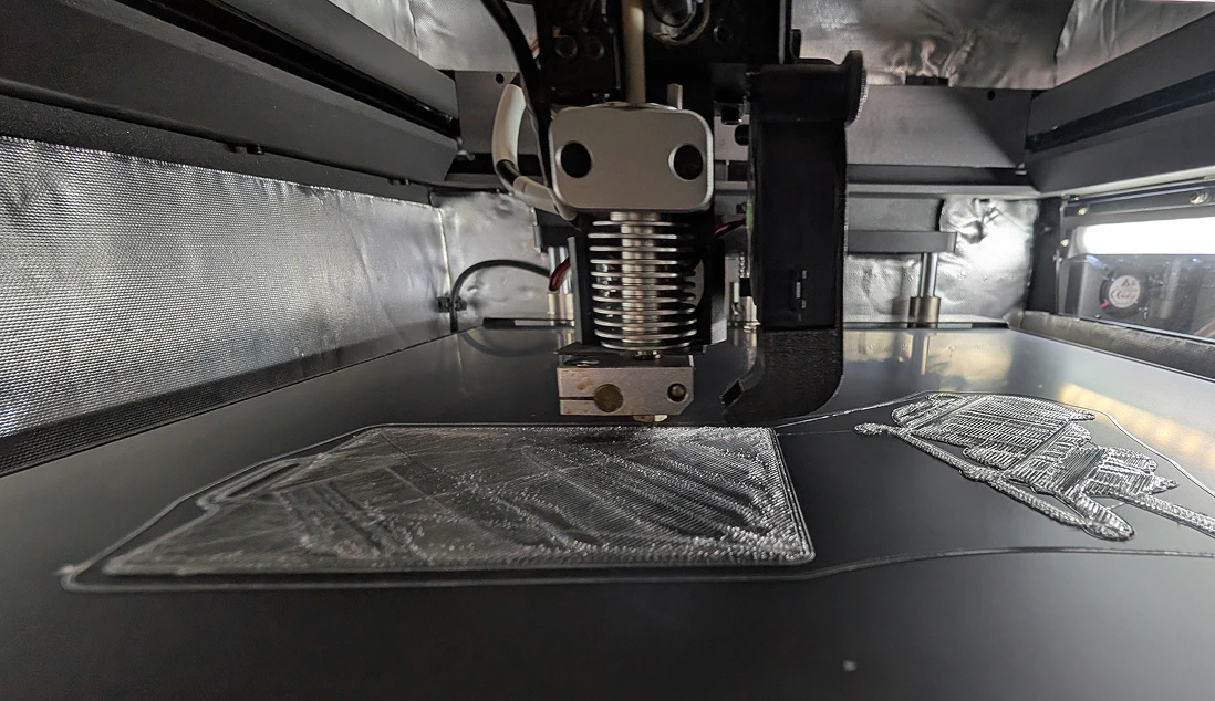 廃プラを再利用したフィラメントを使って3Dプリンターで造形する写真