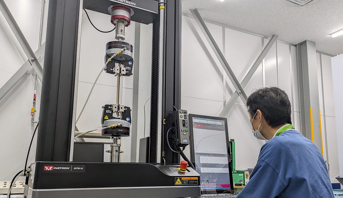 環境に配慮した包装料の強度や耐性を検証する写真