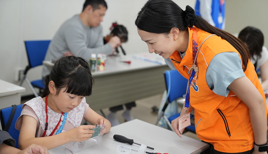 ものづくりワークショップを行う写真