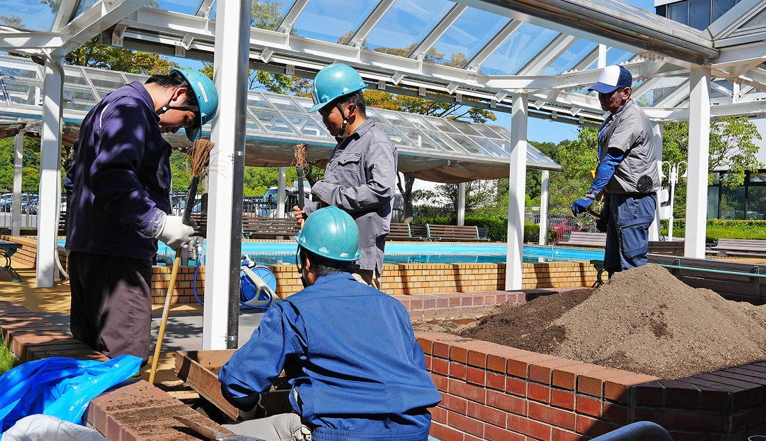 授産施設の方々が清掃作業をしている写真