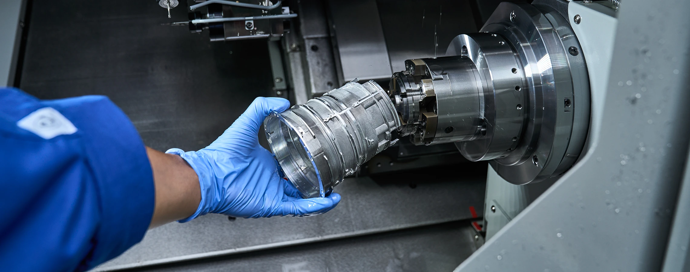 レンズ鏡筒の切削工程の写真