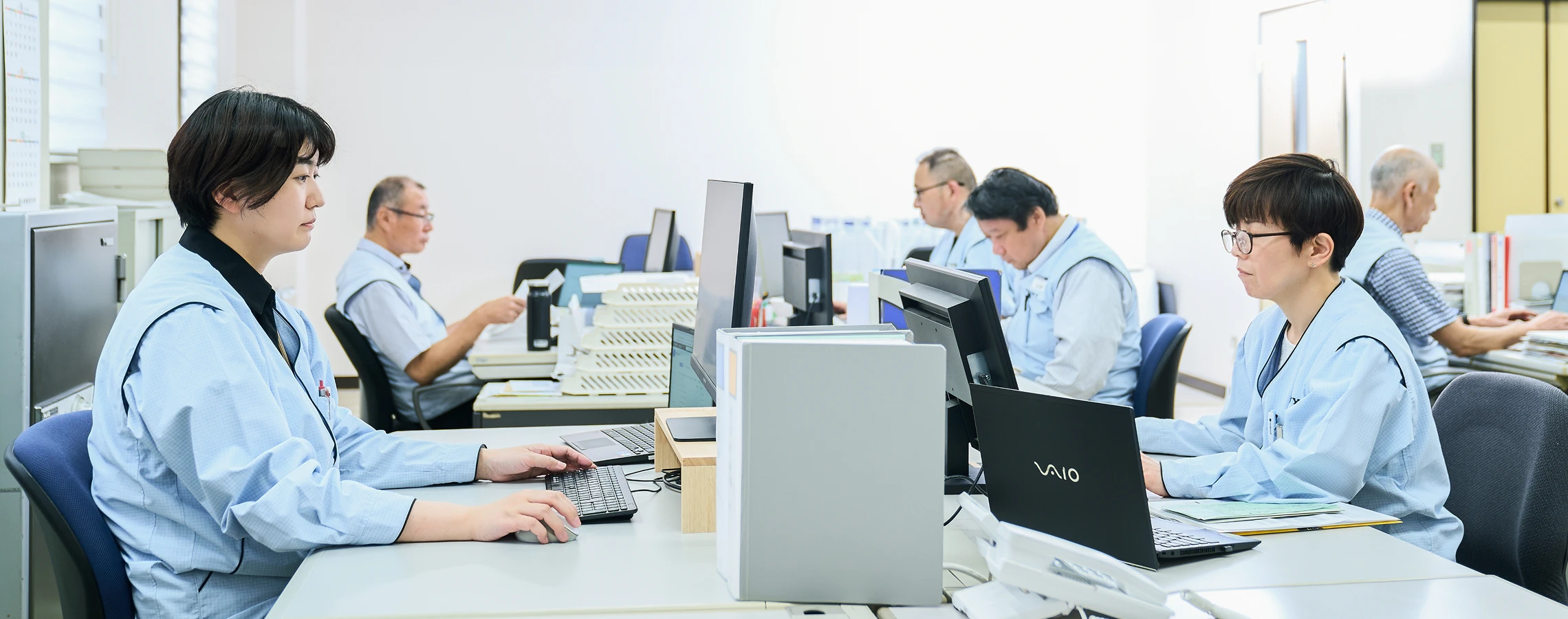 間接スタッフが勤務している写真