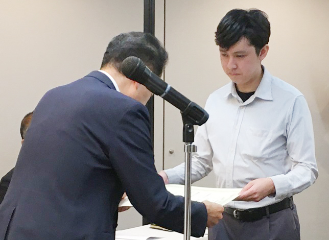 愛知県冷凍設備保安協会の牧島会長から表彰状を授与