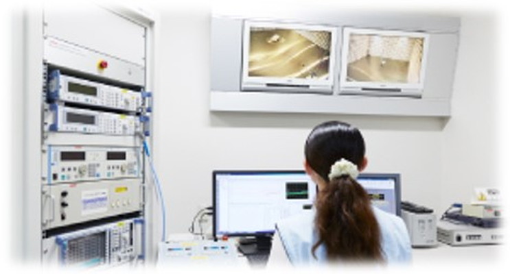 EMC測定設備を用いてノイズ解析を行うエンジニア。電波暗室と連携した精密な計測・検証実務の風景。